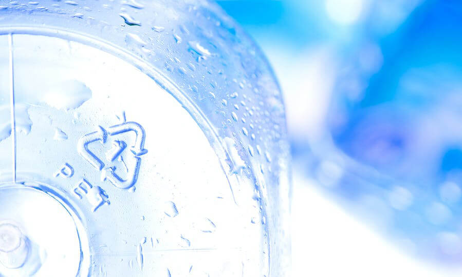 ¿Es seguro reutilizar botellas de plástico PET?